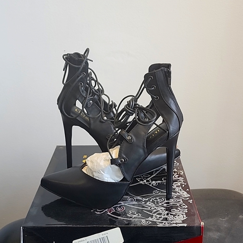 Lace-up pointy toe heels